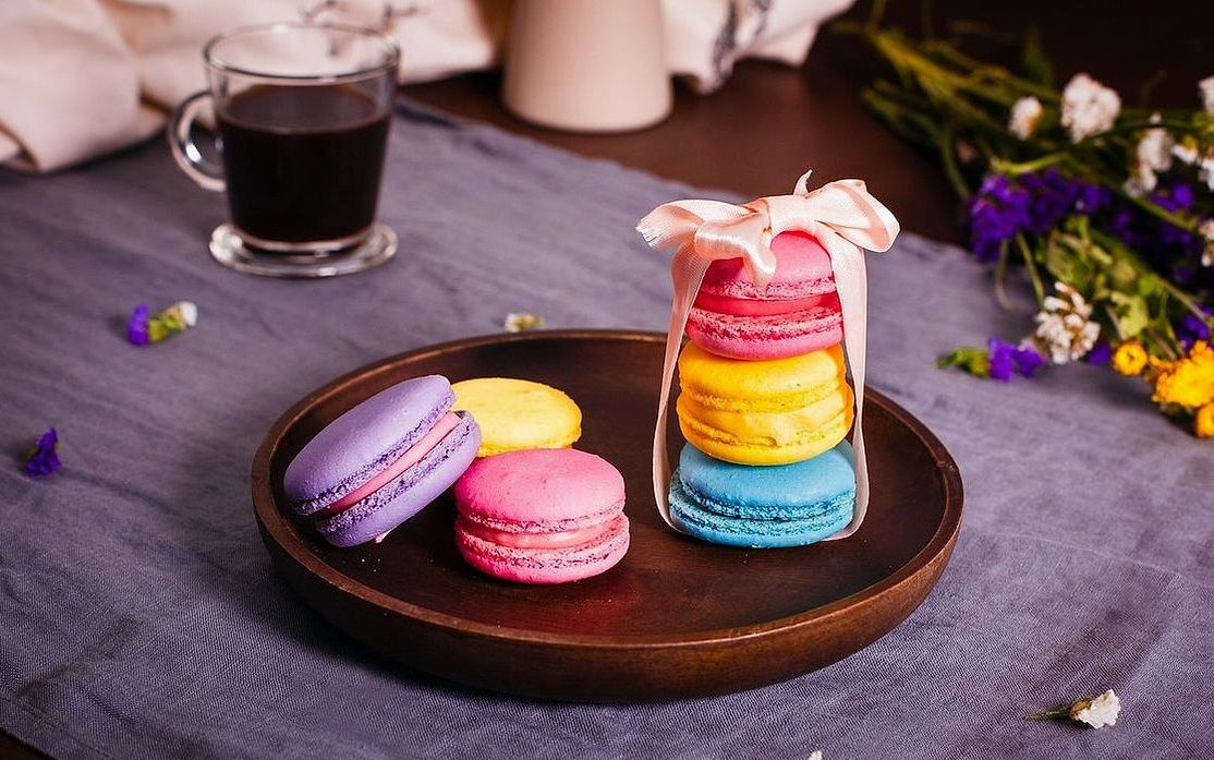 Una selección de postres gourmet con presentación rústica
