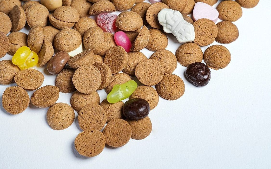 Una variedad de snacks y bombones de chocolate cuidadosamente dispuestos
