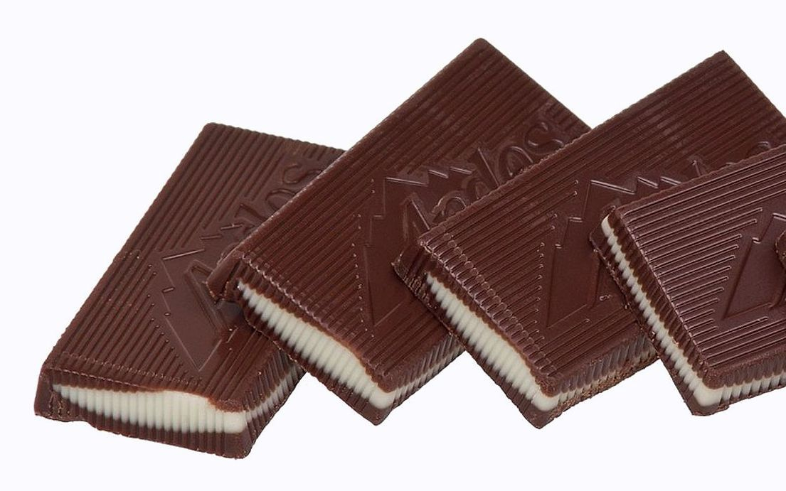 Bombones de chocolate artesanal en una caja elegante
